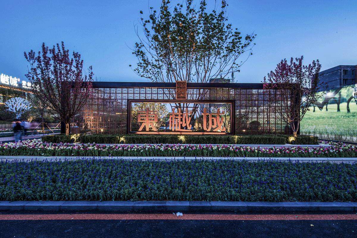 旭辉东樾城园区T10-1两套雅居格力家用中央空调一拖四一拖五机组现场安装照片