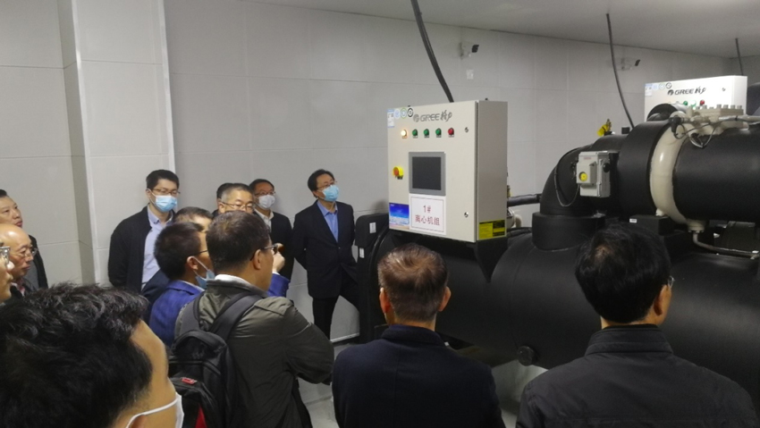 与会人员现场参观超低能能耗的格力中央空调机组实拍